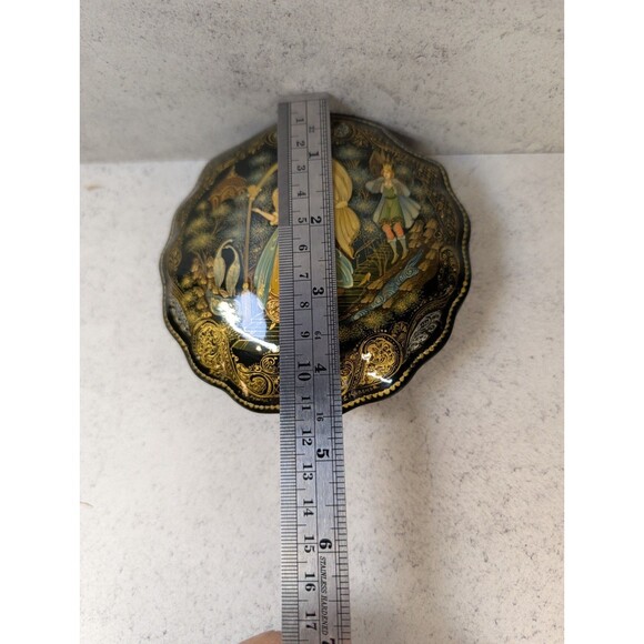 Palekh Lacquer Box 1992 – The Slipper Bashmachka – Signed Krasnov – Hand-Painted - Picture 10 of 10